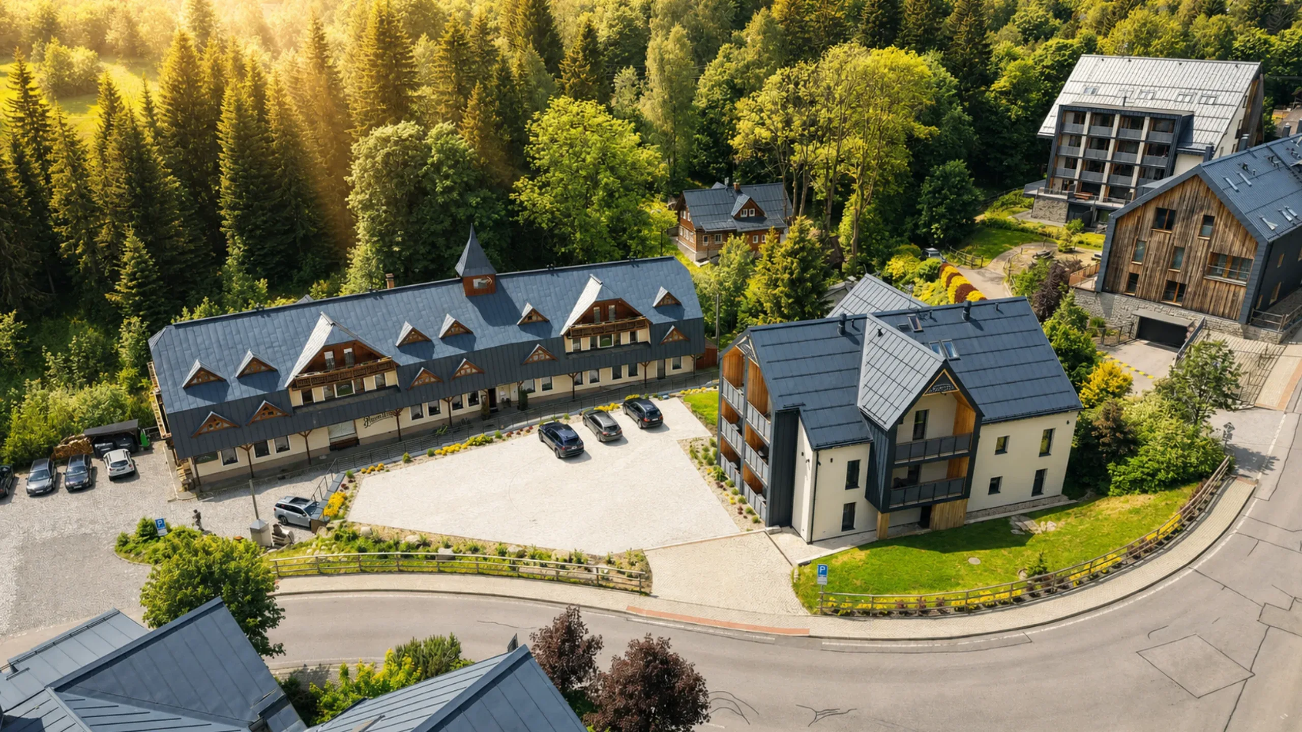 Letecký pohled na penzion a apartmány Jarmilka mezi lesy Jizerských hor